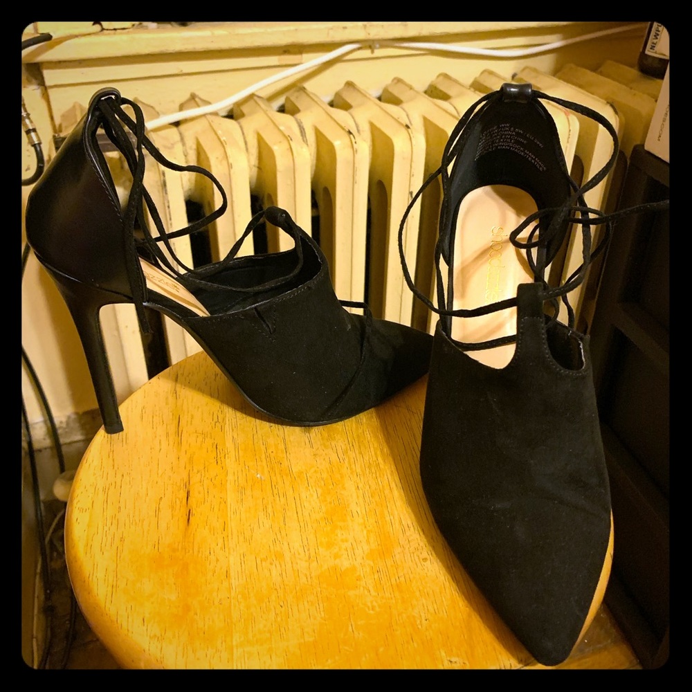 Black pumps